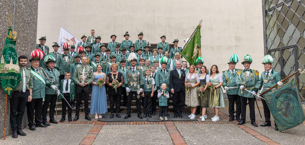 Das Bild zeigt die Schützenfamilie im Innenhof der Kirche
